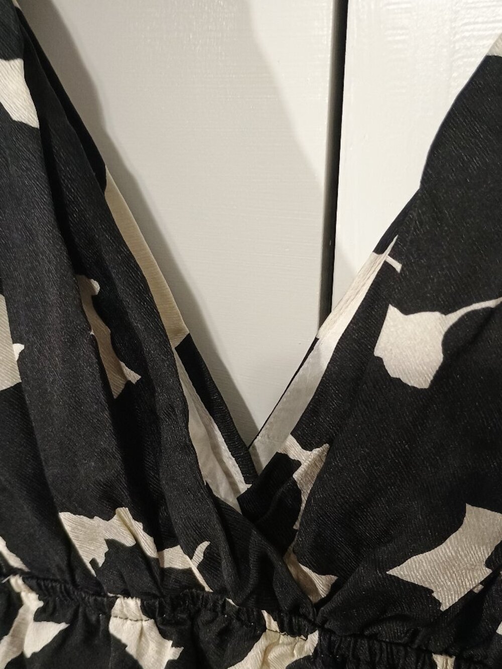 Alice & Trixie XS Black Ivory Abstract Print 100% Silk Sleeveless V-Neck Dress - Picture 4 of 8